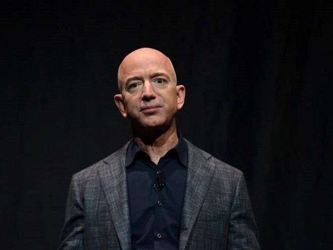 Không lâu sau, Bezos đăng tải bài
viết trên Medium với tựa đề “Không, cảm ơn, ông Pecker”, tố cáo
AMI, công ty chủ quản National Enquirer, cố gắng tống tiền ông bằng
các tấm ảnh khỏa thân.