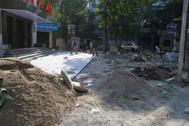 Tuyến phố Trần Xuân Soạn, Thi Sách, Ngô Thì Nhậm trên địa bàn quận Hai Bà Trưng được lật lên để lát đá với cát, sỏi tập kết không che chắn gây ra "mưa bụi"