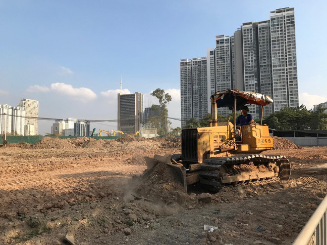 Công trình thi công lộ thiên bên đường Phạm Hùng