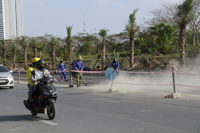 Theo tìm hiểu của phóng viên, hiện nhiều nơi sử dụng phương pháp thổi sạch mặt bằng này, gây phát tán bụi trong khu vực thi công, ảnh hưởng đến đời sống người dân