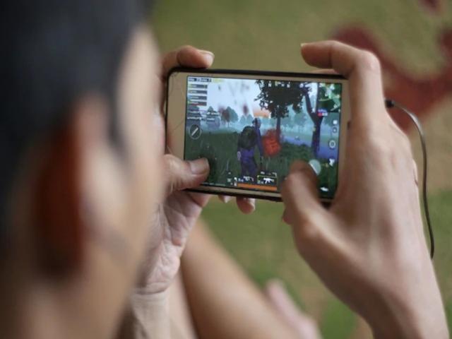 Phi thường - kỳ quặc - "Dán mắt" vào điện thoại chơi game, thanh niên tu sạch lọ hóa chất độc hại