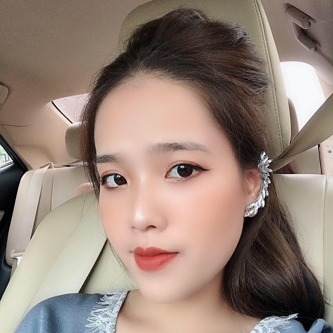 Huyền My không chỉ xinh đẹp mà còn thể hiện sự thông minh khi tiếp cận với fan của Quang Hải.