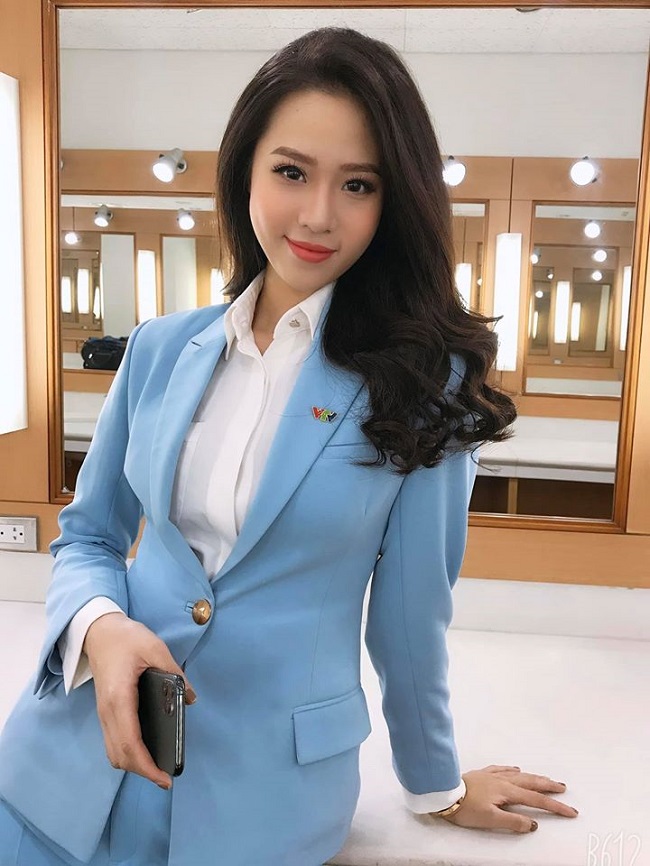 Mới 19 tuổi, Người đẹp biển Hoa hậu VN 2018 - Nguyễn Hoàng Bảo Châu đã về VTV dẫn tin thể thao. Hiện cô duy trì công việc ở đài song song việc học ở Học viện Ngân hàng. 