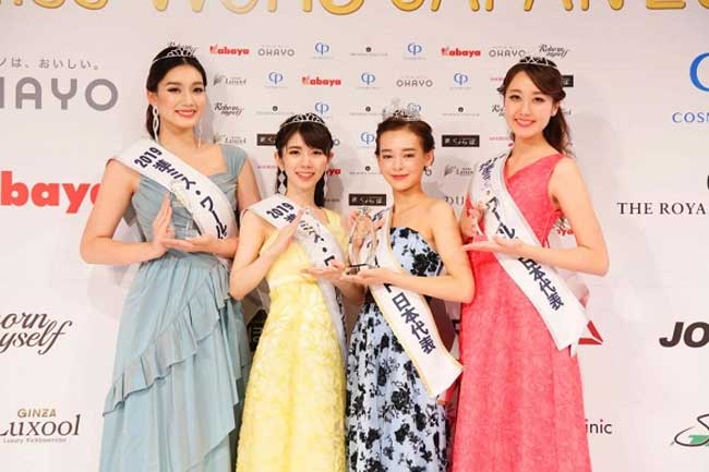 Khi đứng cạnh những người đẹp có chiều cao vượt trội, cô gái 16 tuổi vẫn xinh áp đảo.