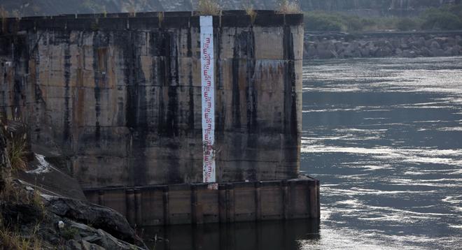 Cận cảnh hồ thủy điện Hòa Bình sát mực nước chết sau 30 năm - 3