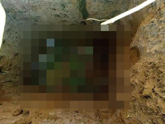 Tin tức trong ngày - Người mẹ bỏ con 2 ngày tuổi dưới hố phân quỳ khóc hối hận, muốn nhận lại con