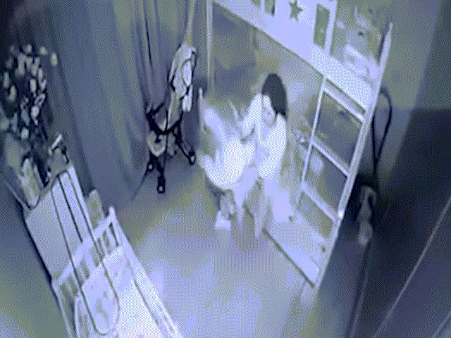 Tin tức trong ngày - Bắt giam nữ giúp việc dốc ngược chân bé gái 1 tuổi