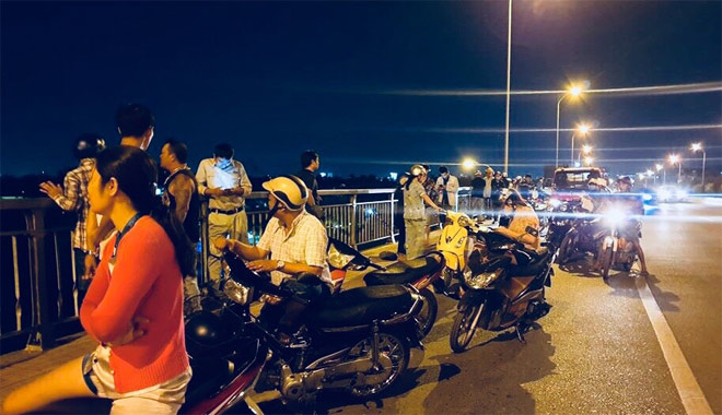 Lực lượng chức năng có mặt tại hiện trường tìm kiếm nạn nhân