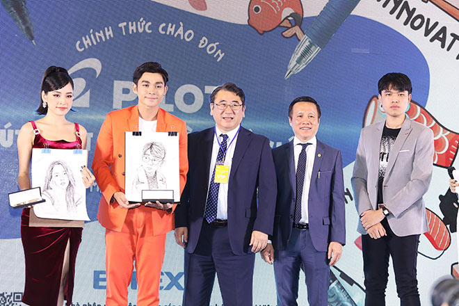 Chi Pu, Jun Phạm được họa sĩ Sơn Tùng tặng tranh chân dung vẽ bằng Bút Pilot