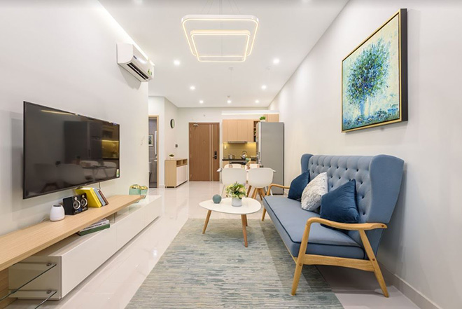 Căn hộ hoàn thiện cơ bản với các vật liệu xây dựng chất lượng như sàn đá granite nhân tạo, cửa gỗ, khóa từ, sàn gỗ phòng ngủ, bộ tủ bếp gồm mặt đá, tủ bếp trên – dưới và chậu rửa, kính cường lực ốp tường.