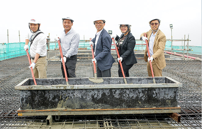 Ông Nguyễn Cảnh Sơn (giữa), Tổng giám đốc Công ty cổ phần Ariyana thực hiện nghi lễ cất nóc Ariyana Beach Resort & Suites Đà Nẵng