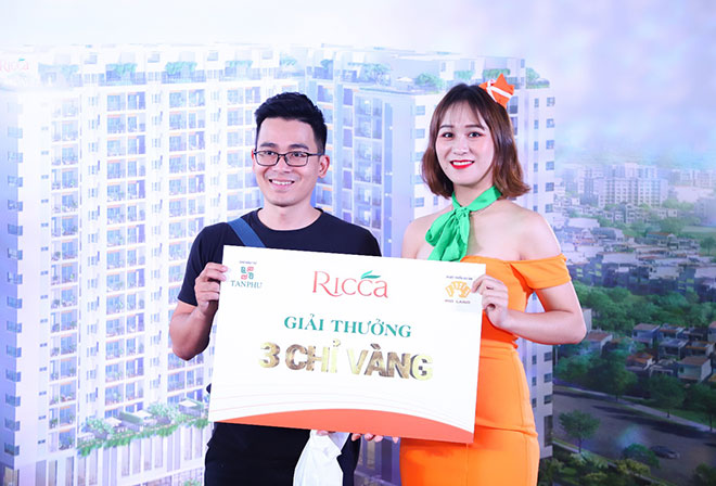 Niềm vui của khách hàng khi nhận được “lộc vàng” trong sự kiện khai trương căn hộ mẫu Ricca