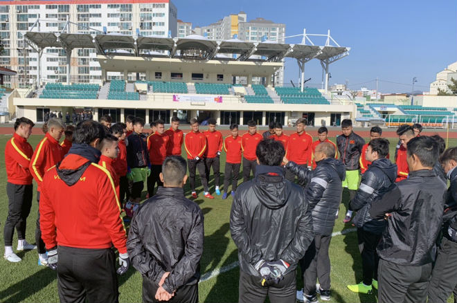 Thầy Park chia U23 Việt Nam làm 2 nhóm, tập luyện ở 2 địa điểm khác nhau trong chiều 16/11 (nguồn ảnh: VFF)