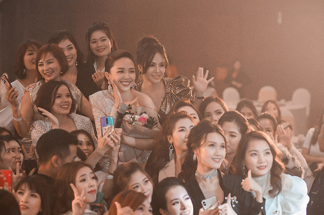 Ca sĩ Tóc Tiên khuấy động chương trình bằng các bản hit sôi động