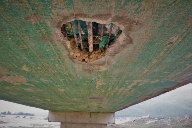 Một số điểm vị trí bị bong tróc, lộ cốt thép, xốp ra ngoài