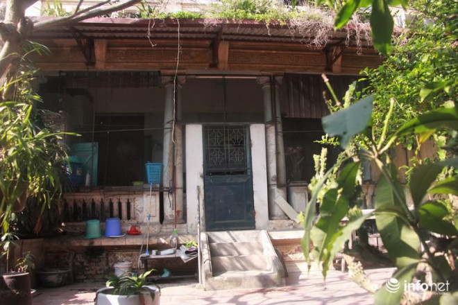 Phía khuôn viên đằng sau căn nhà cũng được bảo tồn rất tốt với khung cảnh khá nên thơ.