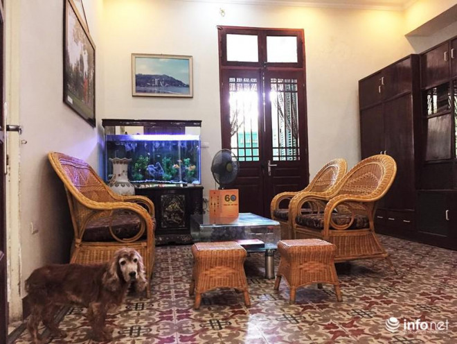 Khuôn viên phía bên trong căn nhà vẫn còn nguyên vẹn với những đồ đạc đã có tuổi đời cả trăm năm.