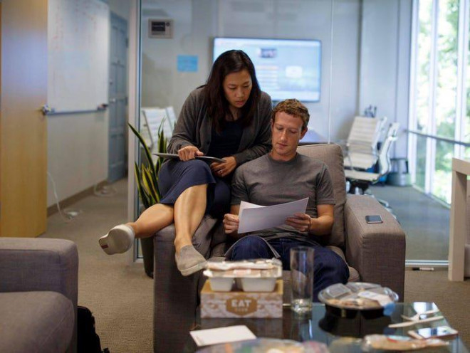 Để chúc mừng, họ lập quỹ Chan
Zuckerberg, cam kết tặng 99% cổ phiếu Facebook hay 45 tỷ USD vì
“tiến bộ loài người và thúc đẩy bình đẳng”.