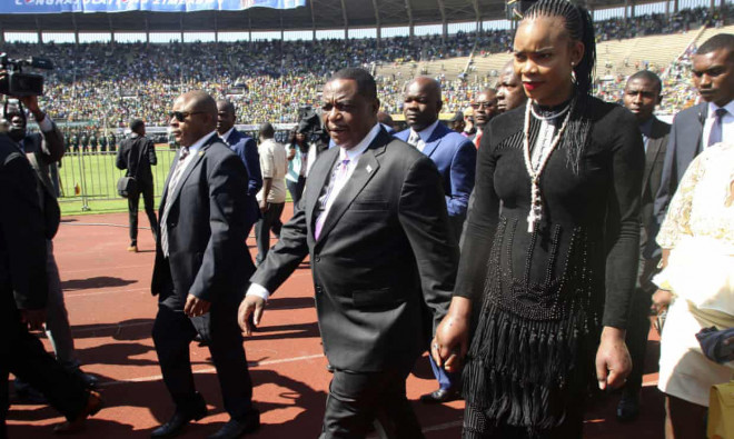 Phó Tổng thống Zimbabwe Constantino Chiwenga (giữa) và vợ (phải). Ảnh: AP
