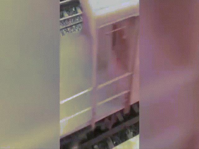 Phi thường - kỳ quặc - Video: Bị đoàn tàu chạy qua, vẫn đứng dậy đi lại như thường