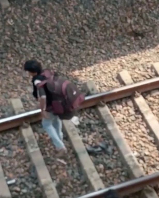 Bé trai vẫn đứng dậy đi như thường.