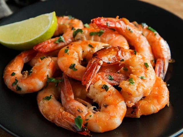 Bạn trẻ - Cuộc sống - Chàng trai tốt bụng bóc hết đĩa tôm cho đồng nghiệp... và kết cục không như mơ