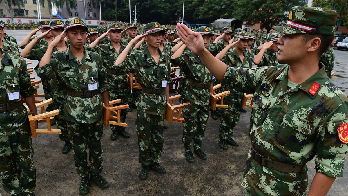 Tại Trung Quốc, việc đòi rời quân ngũ khi chưa hoàn thành xong nghĩa vụ sẽ phải đối mặt với nhiều hình phạt rất nặng (ảnh: CNN)