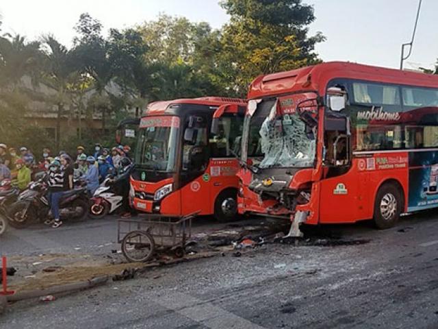 Tin tức trong ngày - Xe khách đâm xe khách khi dừng đèn đỏ, nhiều người bị thương