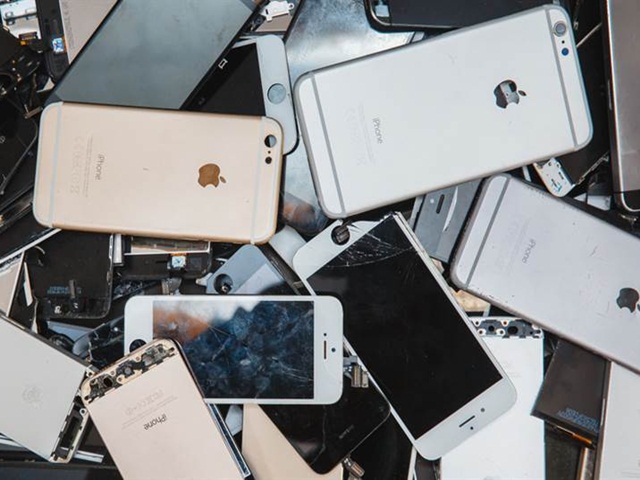 Bạn trẻ - Cuộc sống - Không hài lòng với thưởng Tết, nhân viên nghiền nát 3000 chiếc iPhone