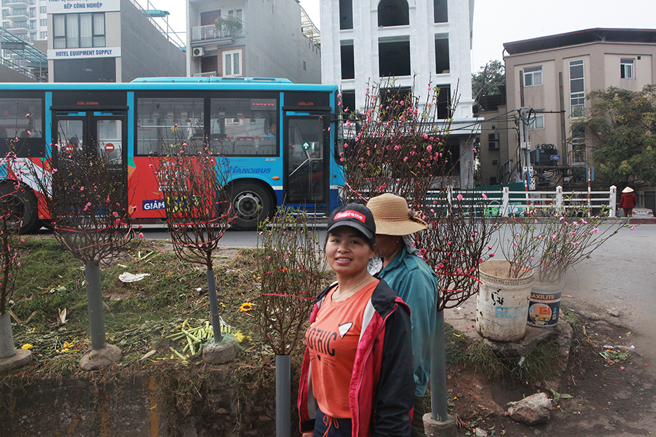 Sáng nay (17/12), theo ghi nhận của PV, hoa đào được bày&nbsp;bán ngay phía ngoài chợ khiến nhiều người đi qua ngỡ ngàng bởi hơn 1 tháng nữa mới đến Tết Nguyên đán.