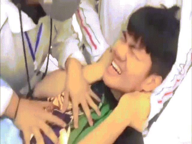 Bạn trẻ - Cuộc sống - Clip: Đỡ đẻ phiên bản nam sinh khiến dân mạng cười nghiêng ngả