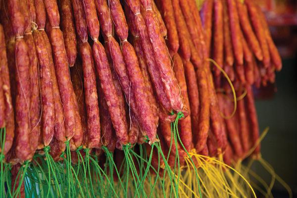 Màu đỏ đẹp của lạp xưởng, xúc xích có thể do diêm tiêu trộn vào