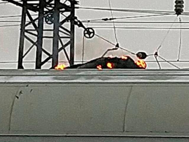 Phi thường - kỳ quặc - Thiếu niên Nga thành “bó đuốc sống” vì chạm vào dây điện 27.000 volt