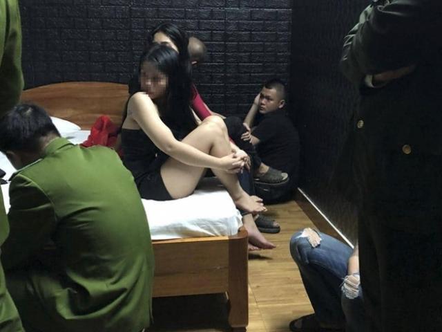 Pháp luật - Nhiều "chân dài" phê ma túy trong nhà nghỉ cùng nhóm đàn ông