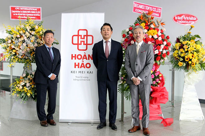 Từ bên trái qua, Bác sĩ Mamoru KIMURA – CEO của Keimeikai (Tập đoàn y tế Nhật Bản), Ông Keita HAMAGUCHI – CEO của CUC Nhật Bản, Ông Hiroyuki MATSUAGA – CEO của Bệnh viện Hoàn Hảo Keimeikai.