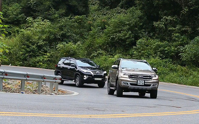 So sánh Ford Everest AT với Toyota Fortuner AT - 4
