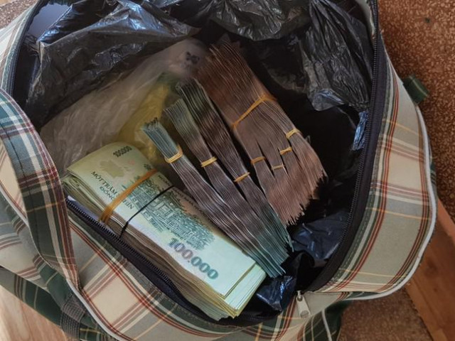 Tin tức trong ngày - Sáng sớm thấy túi tiền lớn trước cửa, chủ quán cơm trình báo công an