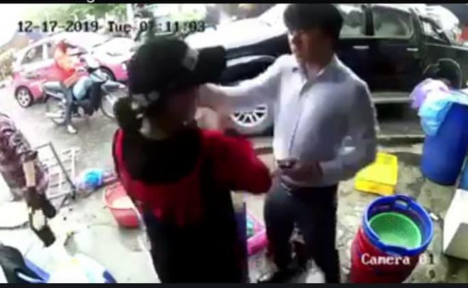 Người đàn ông tát tới tấp nữ tiểu thương hải sản vì tội chửi mẹ mình