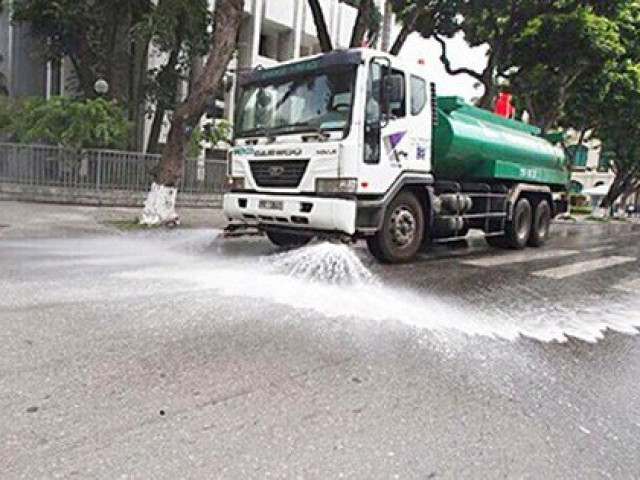 Ô nhiễm không khí trầm trọng, nhiều quận ở Hà Nội đồng loạt đề nghị được rửa đường sau 3 năm