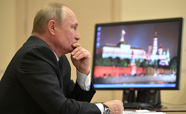 Bức ảnh ông Putin ngồi bên cạnh chiếc máy tính cá nhân khiến báo Tây chú ý.