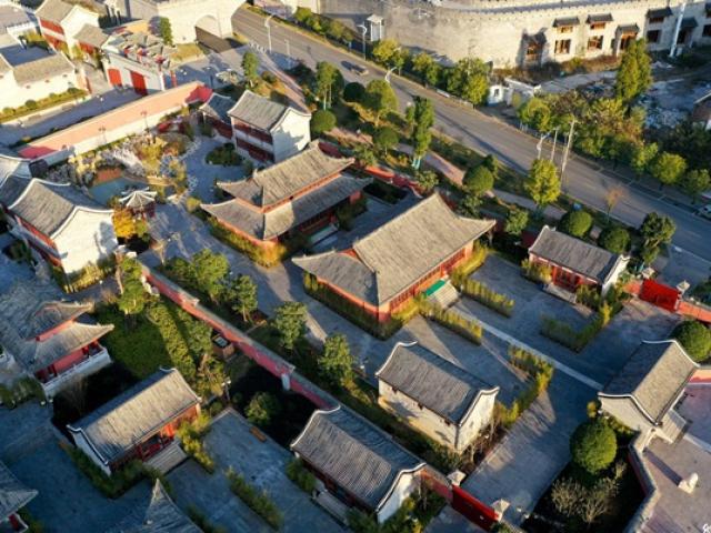 Kinh doanh - Chi 7.300 tỷ xây Tử Cấm Thành "fake", huyện nghèo méo mặt vì không ai tới tham quan