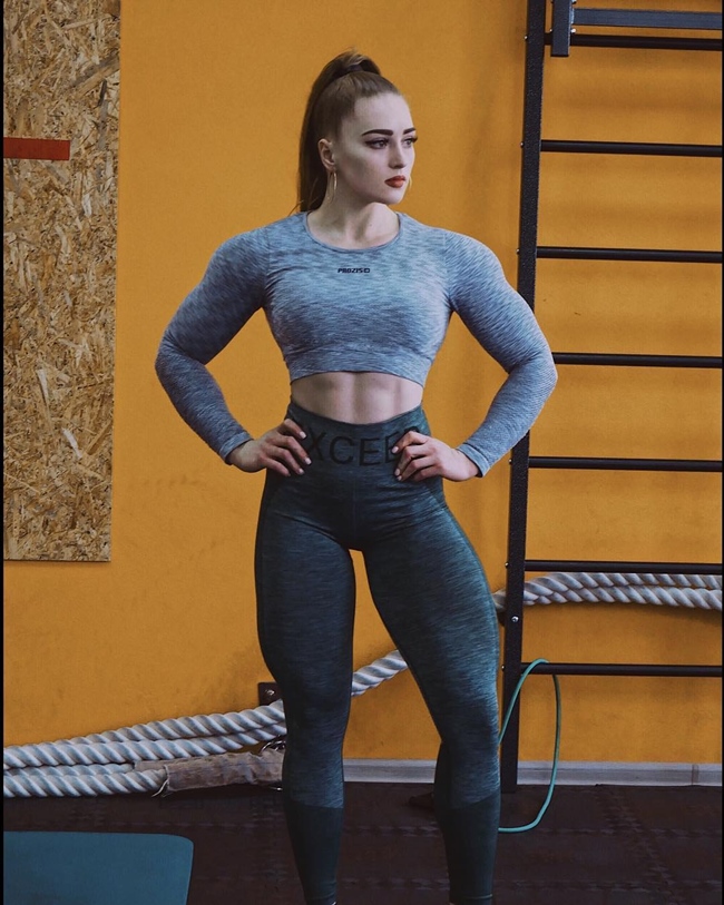 Julia Vins từng lập kỷ lục gánh tạ 250 kg, nâng tạ đòn nằm 150 kg tại cuộc thi dành cho những người khỏe nhất thế giới được tổ chức ở Phần Lan vào tháng 6/2018.