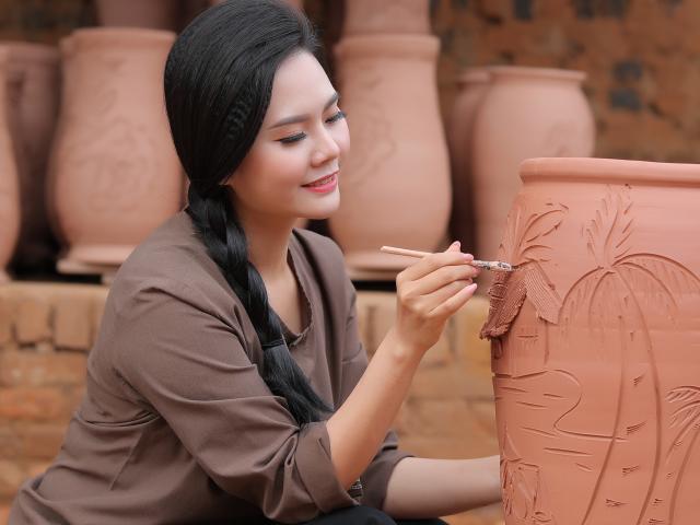 Ca nhạc - MTV - Quán quân Sao Mai Lương Nguyệt Anh trổ tài vẽ trên gốm trong MV về quê hương quan họ