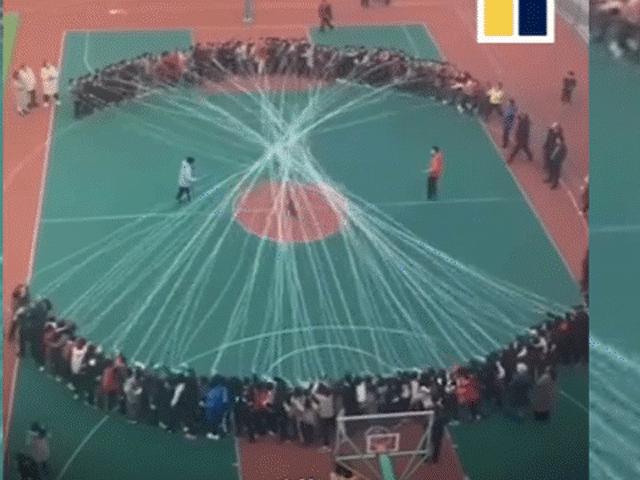 Bạn trẻ - Cuộc sống - Clip: Màn nhảy dây cực dị của học sinh "gây bão" mạng