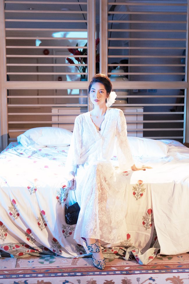 Âm thầm xuất hiện ngay giữa ranh giới của ồn ã bên ngoài và tiếng lòng của mỗi cá nhân con người, mỗi trang phục đều có một câu chuyện riêng của nó.