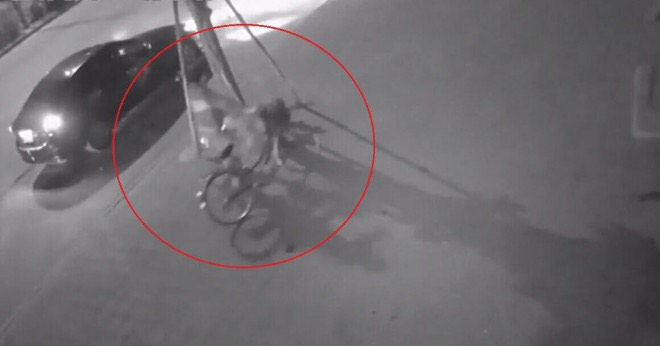 Hình ảnh được cho là người tài xế dắt chiếc xe đạp của bà H. ra khỏi hiện trường vụ tai nạn được camera an ninh ghi lại - Ảnh cắt từ clip