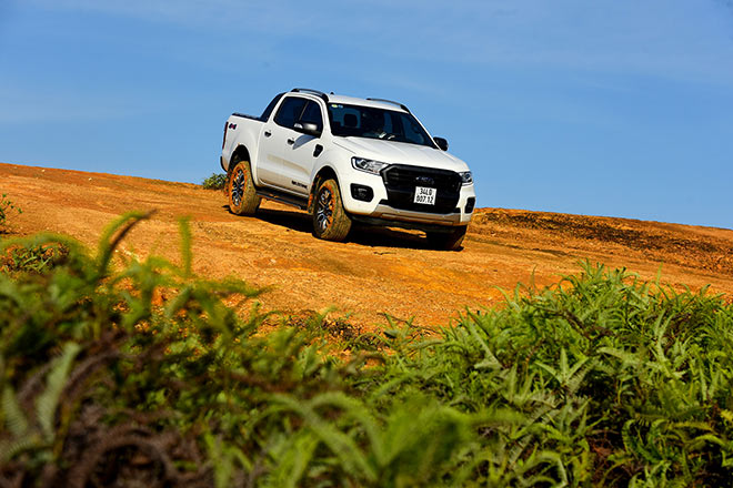 Ford Ranger trang bị nhiều tính năng hỗ trợ người lái ở địa hình khó.