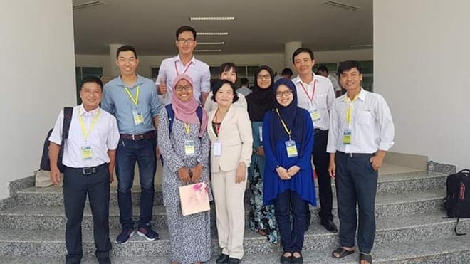 NCS Lê Văn Phong (thứ 3 từ trái sang, hàng sau) cùng các nhà khoa học và sinh viên tham gia Hội nghị quốc tế Dê sữa Á - Úc lần thứ 4 tại Đại học Trà Vinh (10/2018)