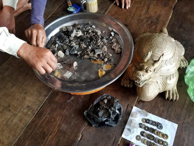 Tượng quái "long quy" (thân rùa, đầu rồng) nặng 9,6kg, bên trong  chứa nhiều dị vật nghi đồ hàng mã để cúng tế - Ảnh: Trần Vũ.