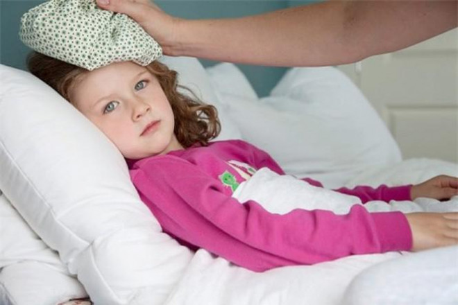 Các chuyên gia của BV Nhi TW khuyến cáo: Khi trẻ có những biểu hiện sau: Sốt cao liên tục ≥ 39ºC, không đáp ứng với thuốc hạ sốt; Co giật; Trẻ li bì, mệt mỏi, ăn kém, nôn trớ nhiều, bỏ ăn hoặc bỏ bú, chân tay lạnh. Trẻ khó thở, thở nhanh, gia đình cần đưa trẻ đến cơ sở y tế để được thăm khám, điều trị kịp thời. Ảnh minh họa: Internet